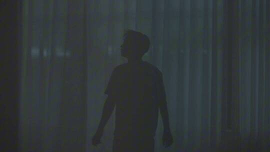 男人失业焦虑悲伤哭泣剪影