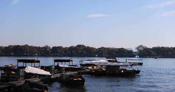 杭州西湖边停泊的游船