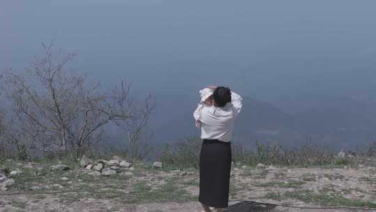 女子山顶眺望远方景色