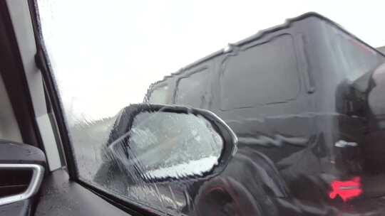 高速下雨天开车后视镜视角视频素材模板下载