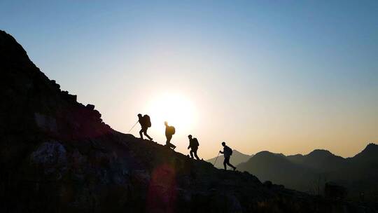 团队手拉手登山攀登顶峰团队精神成功登顶视频素材模板下载