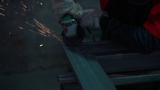 工人在车间用砂轮打磨产品火花四溅