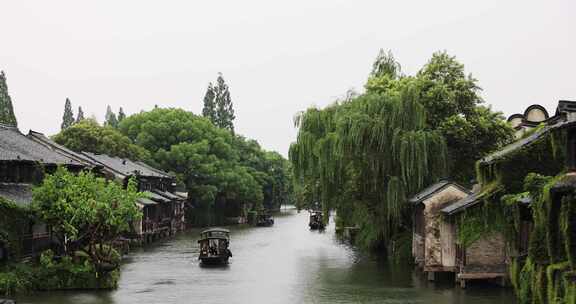 （慢镜）中国千年古镇乌镇下雨天屋檐滴水