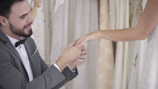 新郎为新娘戴上结婚戒指视频素材模板下载