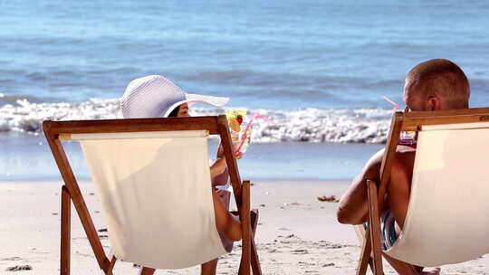 情侣在海滩上干杯喝鸡尾酒视频素材模板下载