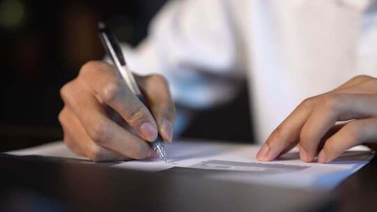 商务男士夜晚加班办公