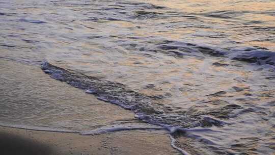 沙滩海水特写潮汐浪花拍打海岸海边涨潮退潮