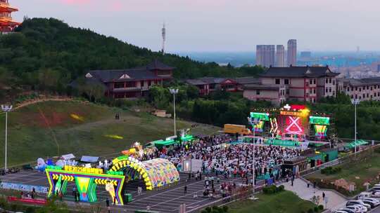 航拍枣庄临山阁下的2025年青岛啤酒节开幕式