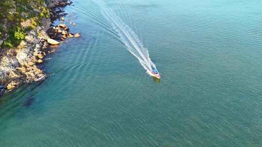 空中俯瞰岩石海岸边的碧绿海水