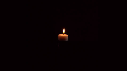 黑色背景蜡烛燃烧效果视频素材模板下载