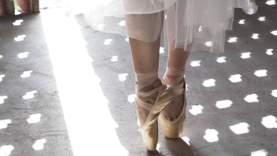 跳芭蕾舞女演员的脚