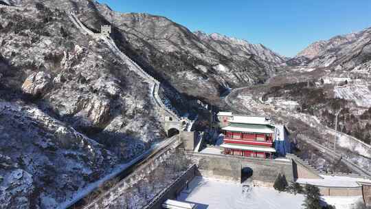 航拍居庸关到西侧山顶楼雪景