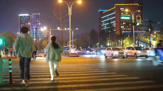 夜晚城市行人过马路汽车车辆车流人流脚步夜