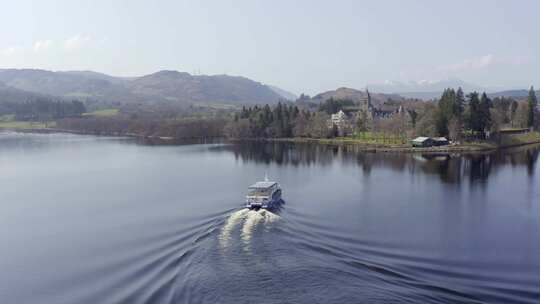 苏格兰奥古斯都堡附近尼斯湖上的尼斯河旅游船