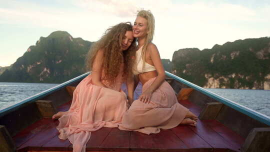 两个女孩在船上风景如画的时刻