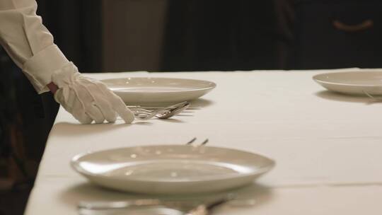 餐桌上的盘子和刀的摆放