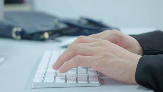 居家办公敲键盘打字4k素材