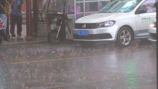 城市下暴雨下雨天雨季汽车人流街道街头街景视频素材模板下载