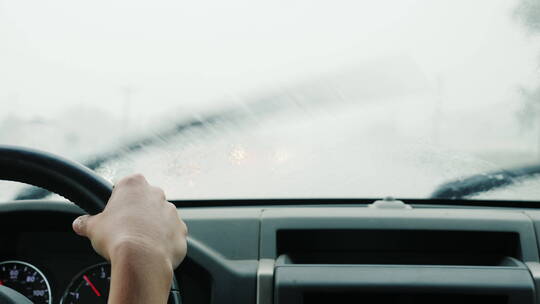 开车穿过大雨视频素材模板下载