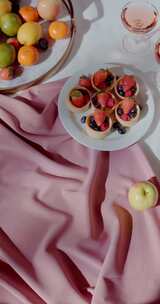 桌布上，摆满丰盛的水果，下午茶准备