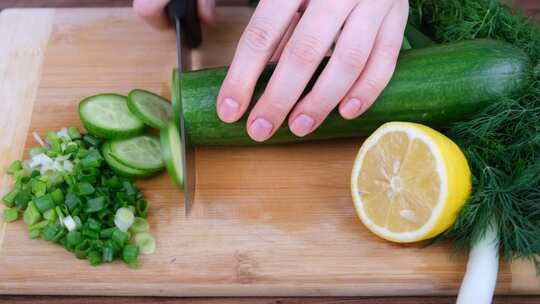 准备新鲜健康水果沙拉健康饮食果蔬蔬菜沙拉