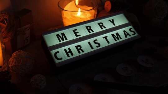 四支蜡烛带降临日历灯箱带文字MERRY CHRISTMAS传统燃烧圣诞节