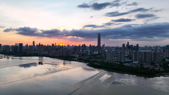 航拍武汉沙湖湖景与天际线高楼夕阳落日晚霞