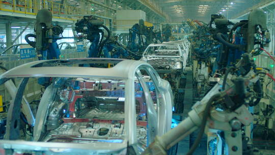 航拍新能源汽车流水线机械臂移动焊接车架