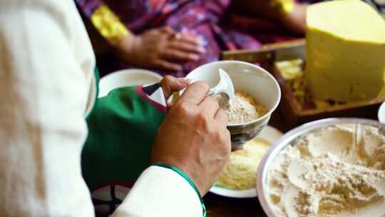藏族一家人吃藏餐  打牛奶 酥油茶 糌粑