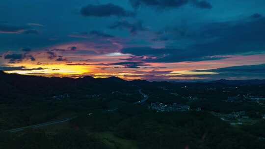 晚霞日落夕阳下高速公路穿越山区