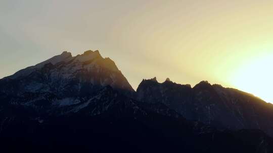 航拍清晨的阳光照耀在哈巴雪山山顶视频素材模板下载