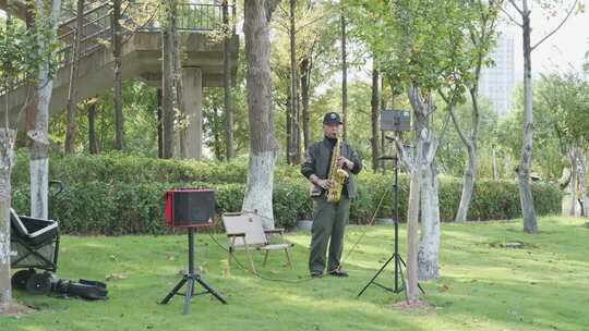 公园中男子演奏萨克斯素材