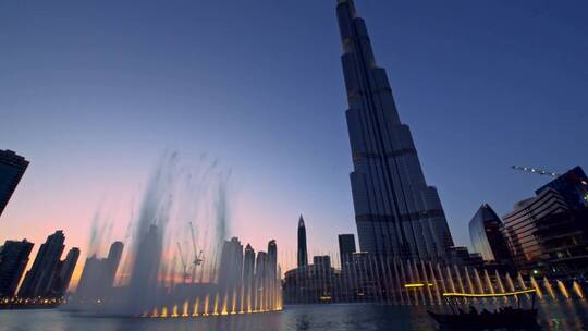 清晨迪拜塔前的喷泉视频素材模板下载