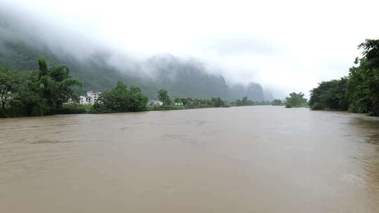 连续强降雨上涨的河水 洪峰 洪水视频素材模板下载