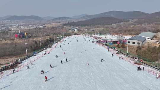 户外滑雪场中许多人在滑雪的热闹景象