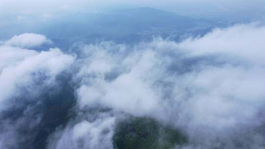 云海和高山航拍穿云