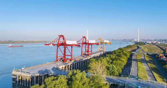 九江市城西港集装箱码头岸边起重机航拍延时