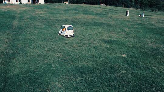 4k航拍草坪上的小车