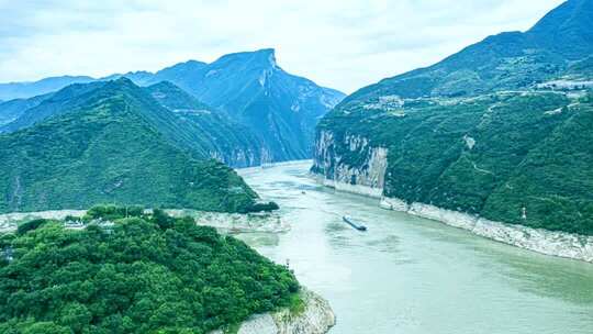 长江三峡游船自然风光