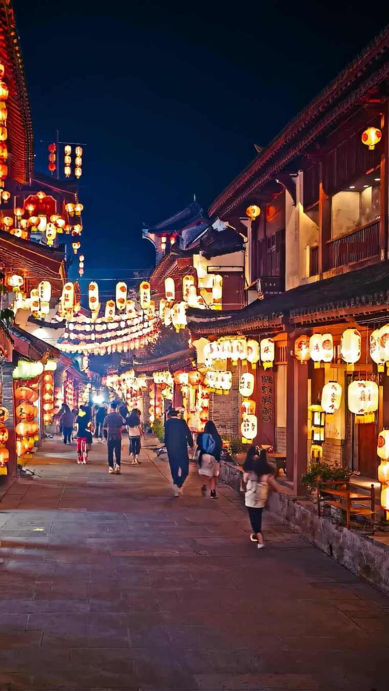 古街夜景行人与灯笼