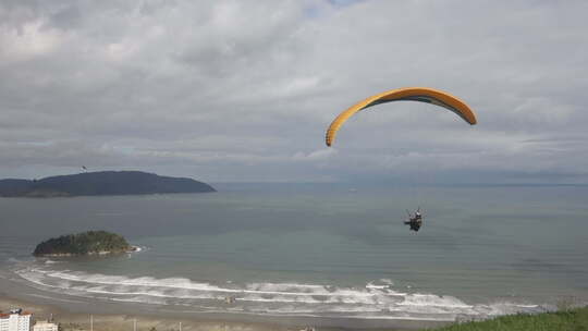 滑翔伞飞在海滩上空