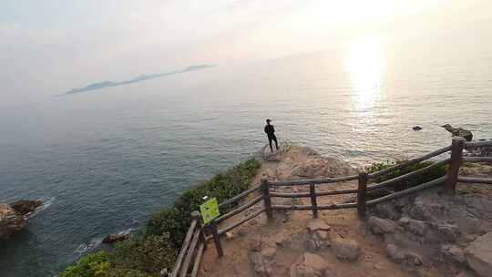 fpv穿越机航拍鹿嘴山庄海岸线悬崖海边日出