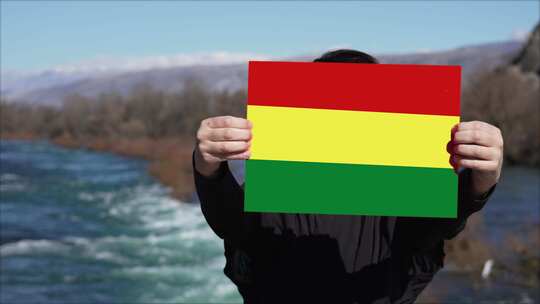 手持玻利维亚国旗旗帜的人