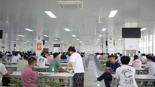 室内食堂学生在桌前学习考试的场景