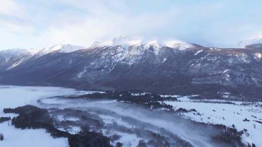 航拍新疆冬季喀纳斯河流晨雾雪山森林雪景