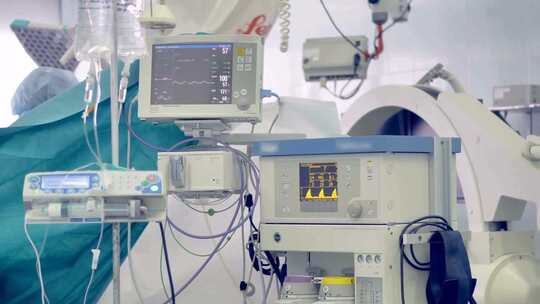 一套显示病人生命体征的医疗设备