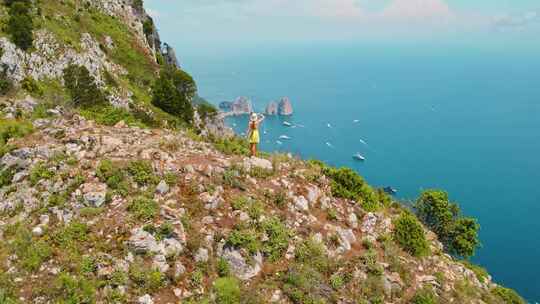 观光，女人，崎岖的山顶，海岸