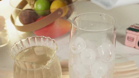 在玻璃杯里倒入冰块制作冷饮