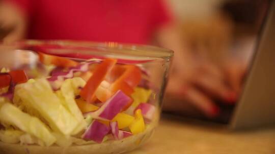 健康瘦身蔬菜沙拉视频素材模板下载