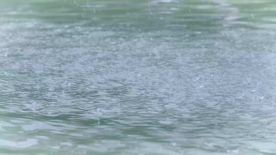 雨水落在水面上